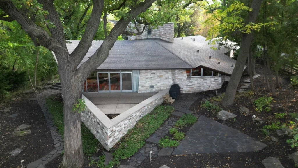 Home designed by iconic architect Frank Lloyd Wright now on the market — WCCO / CBS Minnesota, Brooklyn Park Real Estate news