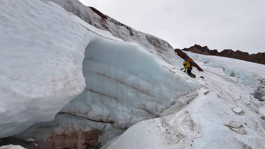 Florida man injured climbing California's Mount Shasta rescued after 2 nights in freezing temps — CBS Miami, Brooklyn Park Health news