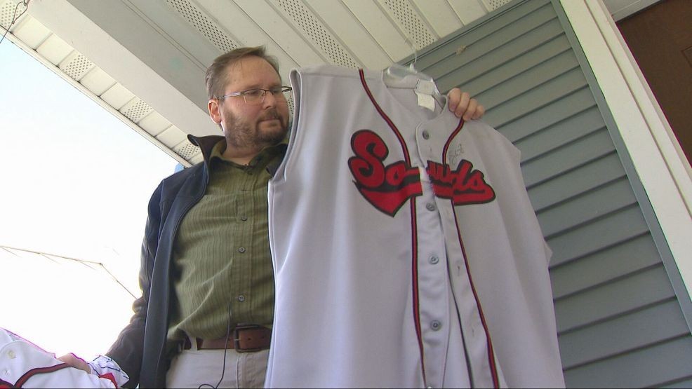 Brewers fan makes long drive from Wisconsin to Tampa Bay for Game 3 — Fox 11 Green Bay Local, Brooklyn Park Sports news