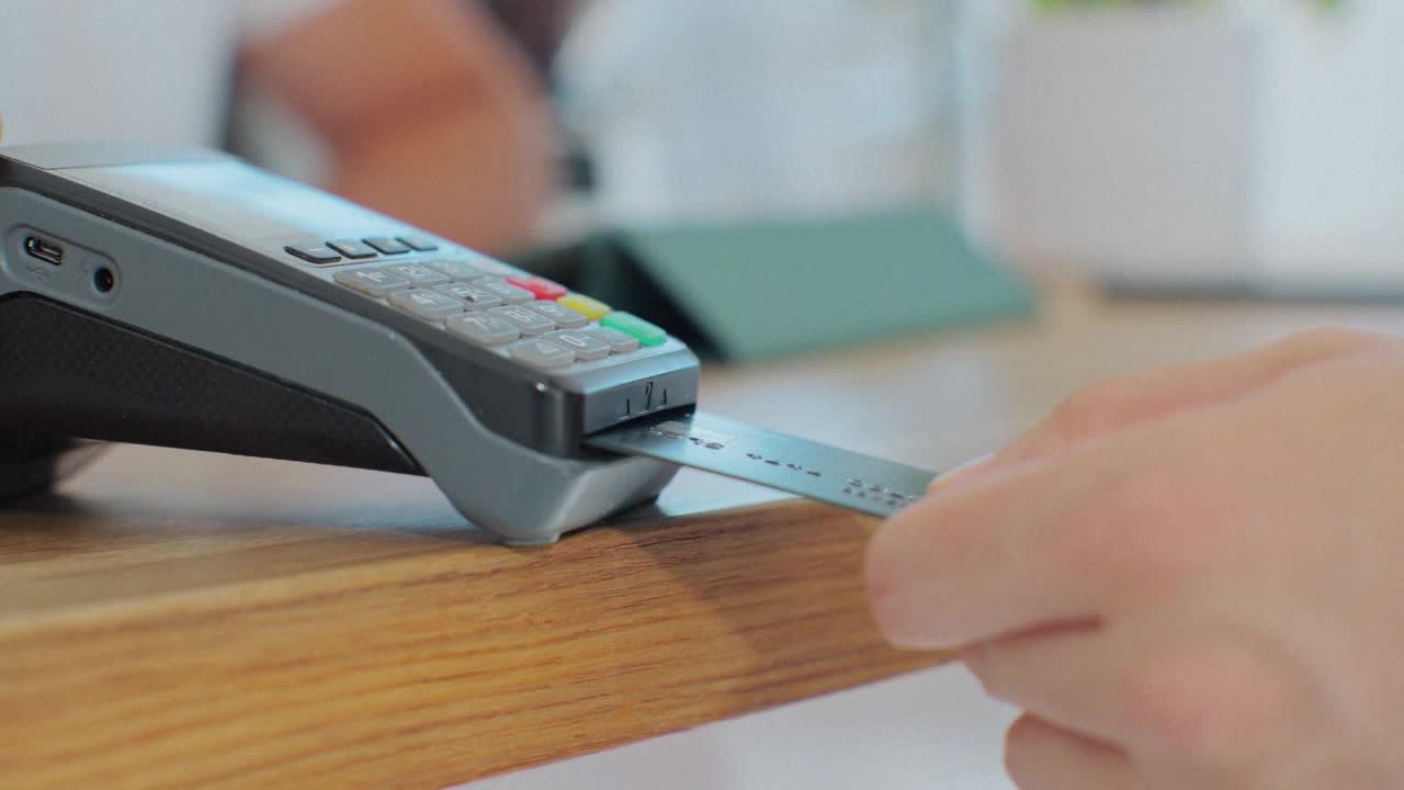 Avoiding fees when holiday shopping — Brooklyn Park Business news